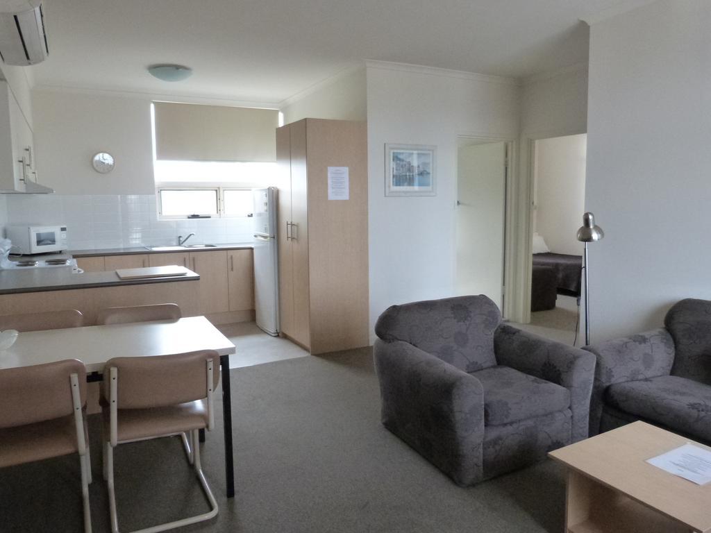 Glenelg Holiday Apartments - Corfu Аделейд Стая снимка