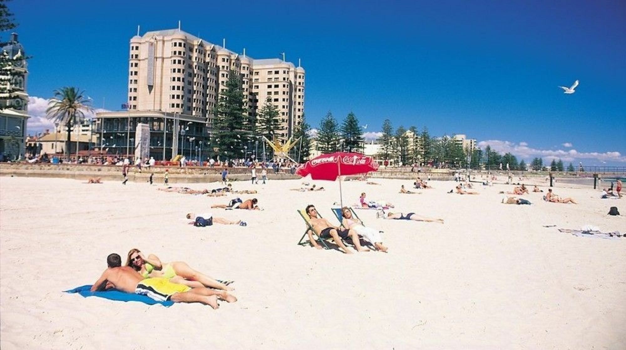 Glenelg Holiday Apartments - Corfu Аделейд Екстериор снимка