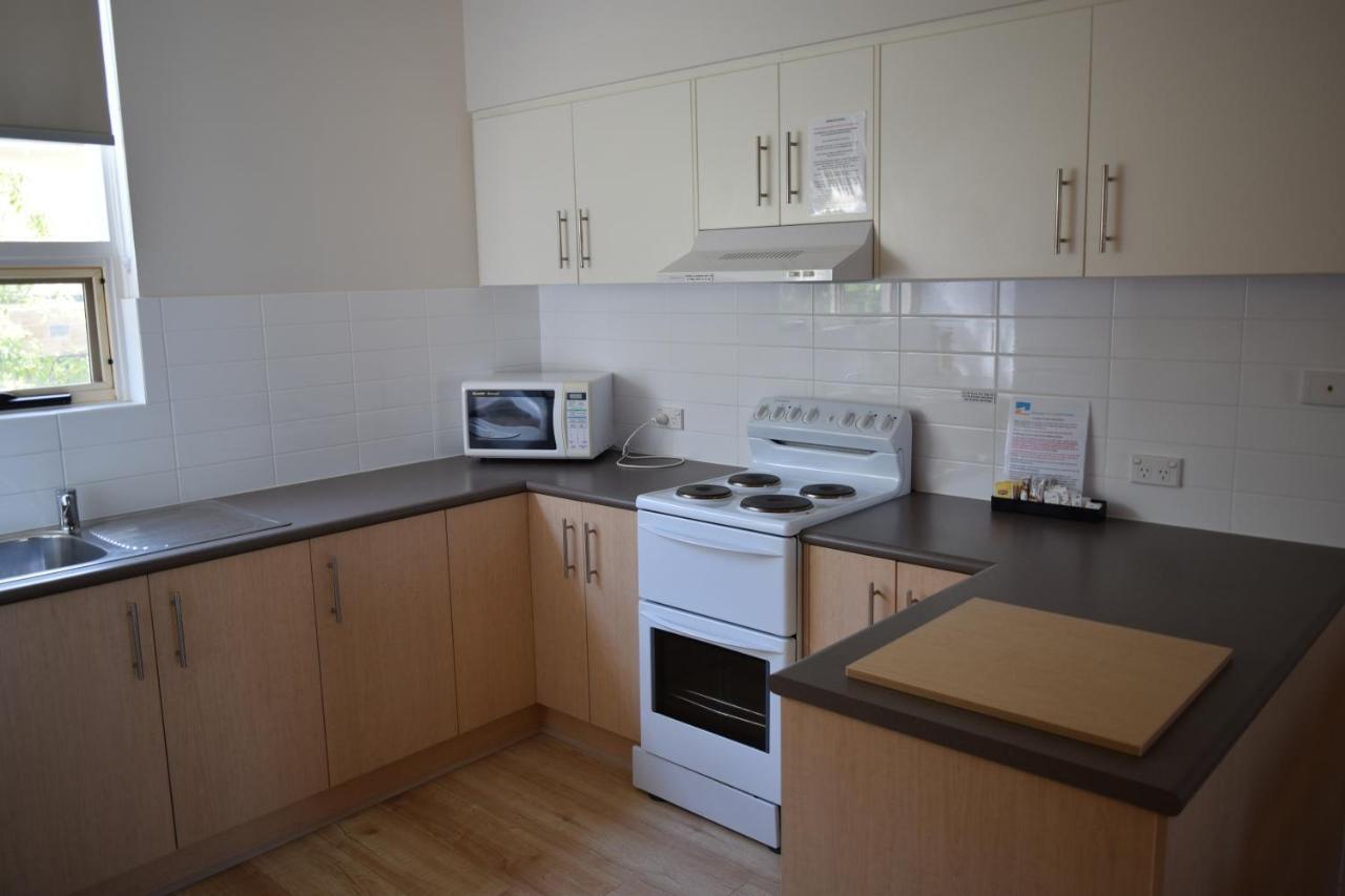 Glenelg Holiday Apartments - Corfu Аделейд Екстериор снимка